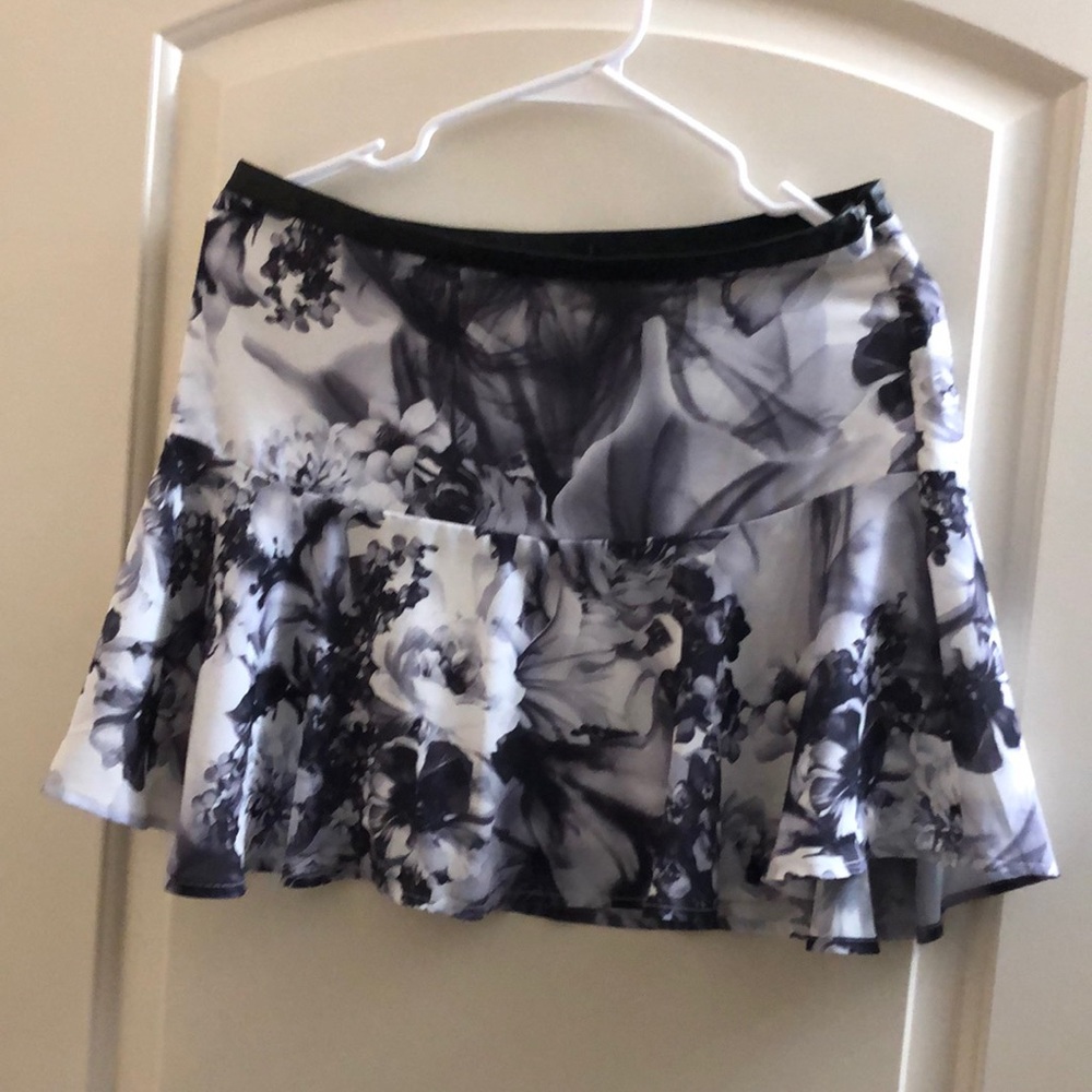 Express Size 4 Black and White Flare Mini Skirt - Picture 1 of 5